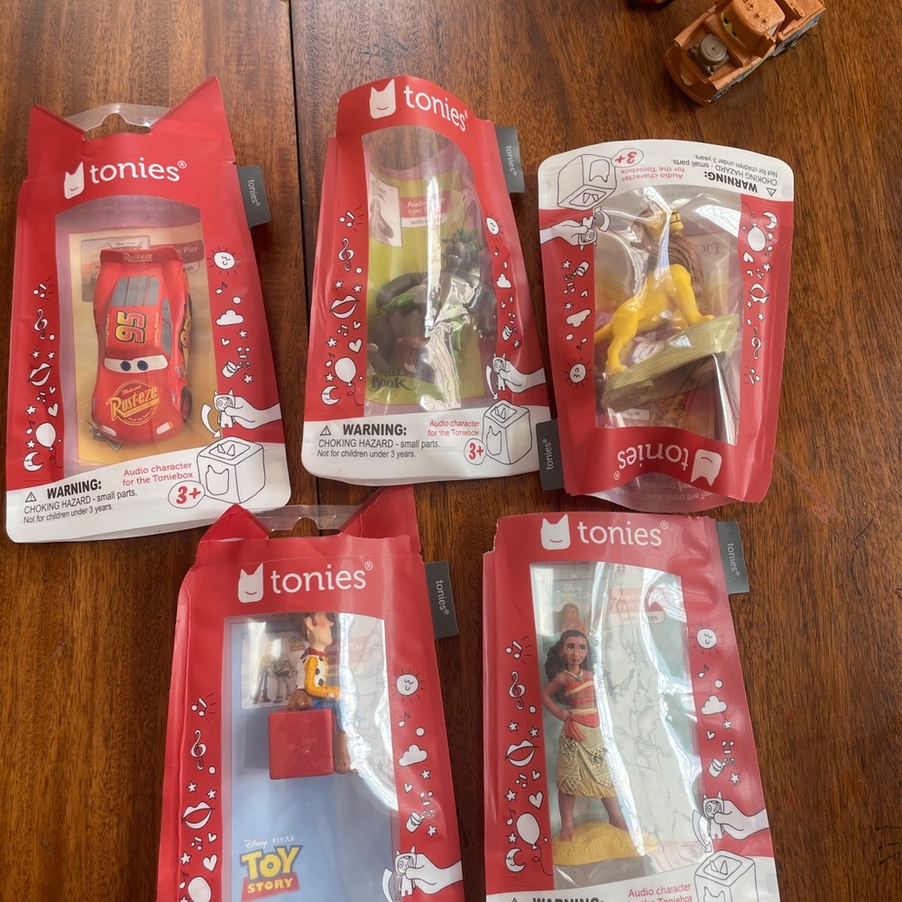 Tonies NWT (5) + 2 NWOT + Tonie Box (the player)